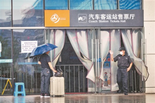 南京本轮疫情为何波及广？病毒先在保洁等人员中传播扩散